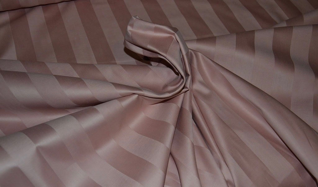 Material umazano roza saten 100% bombaž / širina blaga s črtastim vzorcem 240 cm / črte so 1 cm