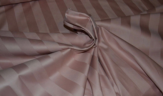 Material umazano roza saten 100% bombaž / širina blaga s črtastim vzorcem 240 cm / črte so 1 cm